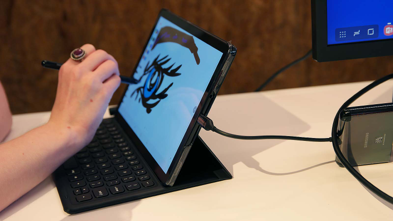 Illustration for article titled Samsung’s Latest Tablet Is Trying to Out Pro the iPad